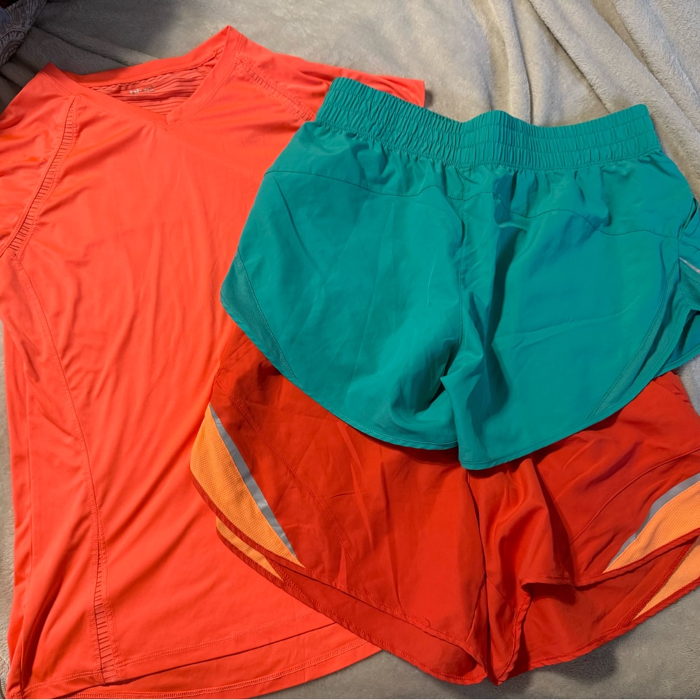 Large women’s athletic short and top set!